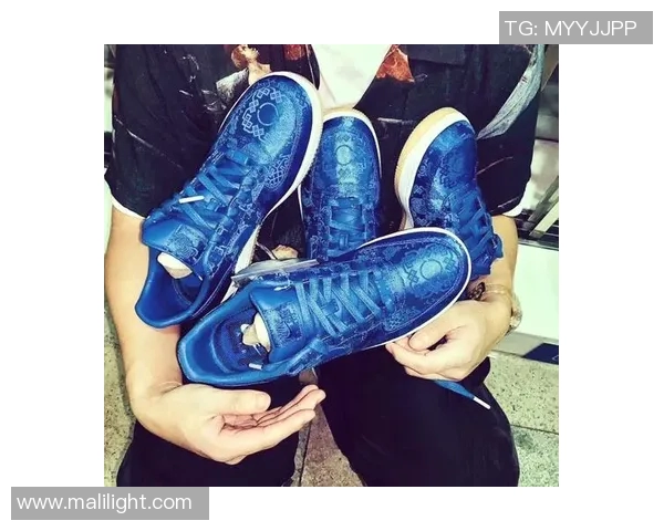 无鞋带足球鞋球星引领潮流突破传统激发球场新风尚